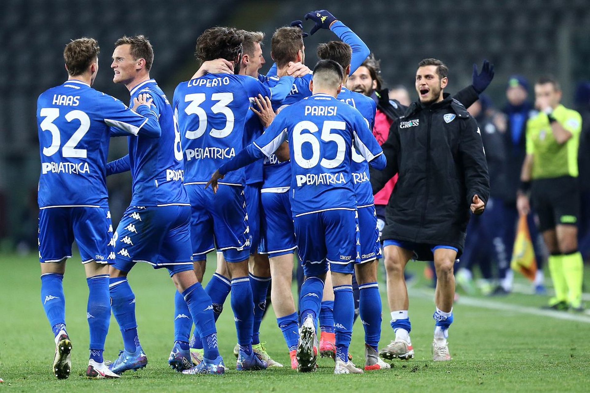 港足在與這 港足在與這